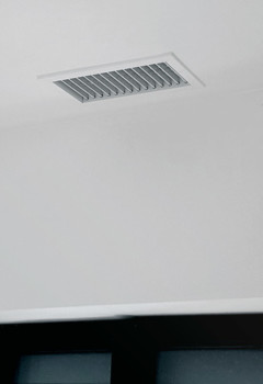 Les aérateurs sont encastrés dans le faux-plafond