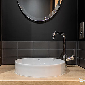 Un robinet élégant accompagné d'une vasque dans le cadre d'une rénovation de salle de bain