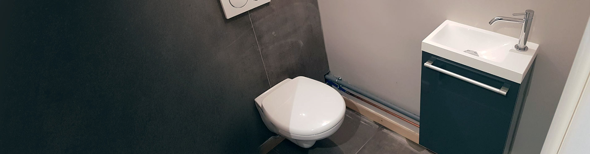 Installation d'un WC et d'un lavabo dans une salle d'eau